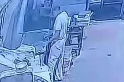 Thò tay vào máy trộn bột đang hoạt động, nam công nhân bị cuốn tử vong: Camera ghi lại cảnh kinh hãi