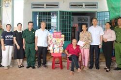 Nhân kỷ niệm 79 năm Ngày Thương binh - Liệt sĩ (27/7/1947 - 27/7/2026): Thiếu tướng Tạ Văn Đẹp, Phó Giám đốc Công an TPHCM thăm các gia đình thương binh trên địa bàn