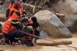 Lực lượng C&ocirc;ng an nh&acirc;n d&acirc;n chủ động ứng ph&oacute; với mưa lớn khu vực miền n&uacute;i Bắc Bộ