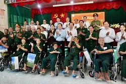 Chủ tịch Quốc hội Trần Thanh Mẫn dâng hương các Anh hùng liệt sĩ, tặng quà tri ân người có công tại TPHCM