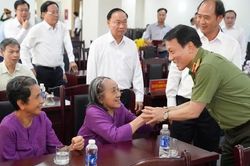 Bộ trưởng Lương Tam Quang d&acirc;ng hương c&aacute;c anh h&ugrave;ng liệt sĩ, tri &acirc;n người c&oacute; c&ocirc;ng tại Gia Lai