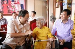 Quảng Ninh: Bí thư Tỉnh ủy thăm, tặng quà Mẹ Việt Nam Anh hùng, thương binh, người có công.