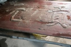 Ngỡ ngàng phát hiện bàn ăn gia đình chính là bảng vàng vinh danh của tổ tiên