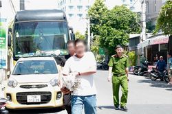 Hai du khách bẻ hơn 10kg san hô ở biển Nha Trang bị phạt 25 triệu/người