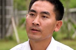 Cuộc sống hiện tại sau 15 năm của nam sinh từng cõng mẹ tâm thần đi học ĐH, từ chối mức lương 2 tỷ để về núi