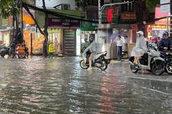 Cảnh báo mưa dông, lốc sét khu vực nội thành Hà Nội