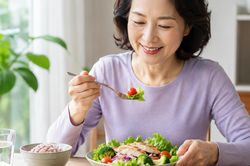 Đi bộ 60 phút mỗi ngày có đủ để giảm cân sau tuổi 55?