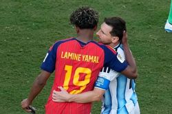 Khoảnh khắc đẹp nhất chung kết World Cup: Yamal an ủi đàn anh Messi