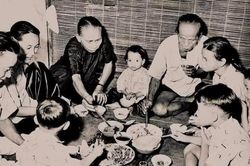 Mâm cơm đãi khách
