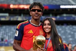 Bạn gái hơn 2 tuổi ngọt ngào chúc mừng Yamal vô địch World Cup