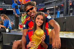 Bạn gái Yamal nâng cúp vô địch World Cup