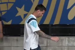 Cái cúi đầu của Messi sau chung kết
