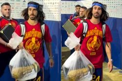 Cucurella xách cúp LEGO về bằng túi nylon