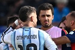 Otamendi nổi nóng với Rodri