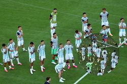 Argentina bỏ đi lúc Tây Ban Nha nâng cúp thế giới