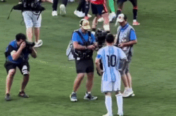Messi đứng chống hông xem màn ẩu đả ở trận Tây Ban Nha - Argentina