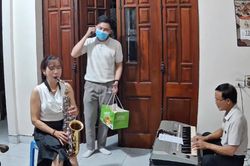 Màn văn nghệ 'đánh úp' mừng sinh nhật con trai gây sốt