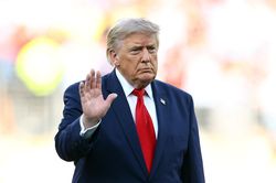 Tổng thống Trump tiếp tục gây áp lực lên Canada về cháy rừng