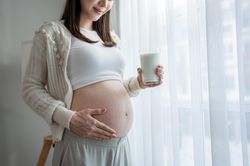 Vì sao bà bầu cần bổ sung canxi trong thai kỳ?