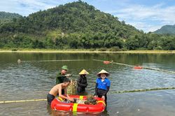 Quây tre trên sông Giăng mở lớp dạy bơi miễn phí cho trẻ vùng biên