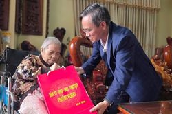 Gia Lai: Tặng quà gia đình chính sách, người có công tiêu biểu