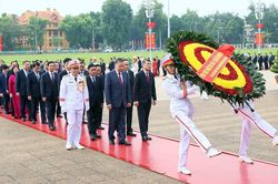 Ban Chấp hành Trung ương Đảng vào Lăng viếng Chủ tịch Hồ Chí Minh