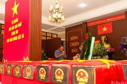 [Ảnh] Khách thập phương thành kính tri ân các Anh hùng liệt sĩ tại Công viên Lê Thị Riêng
