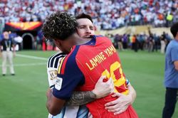 Khoảnh khắc Messi và Yamal khép lại một kỷ nguyên của bóng đá thế giới