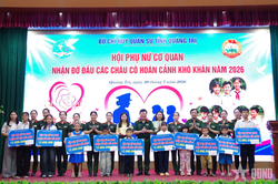 Bộ CHQS tỉnh Quảng Trị nhận đỡ đầu 10 trẻ em có hoàn cảnh khó khăn