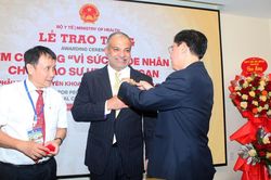 Huế kết nối chuyên gia nhãn khoa hàng đầu thế giới