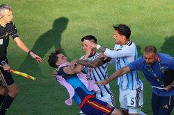 Cầu thủ Argentina tiếp tục nhận thẻ đỏ sau trận thua T&acirc;y Ban Nha