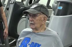 Cụ ông 100 tuổi đón sinh nhật tại phòng gym