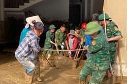 Nỗ lực tìm kiếm người mất tích, hỗ trợ nhân dân vùng lũ ổn định cuộc sống