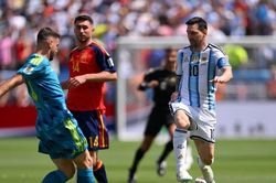 Trực tiếp Tây Ban Nha vs Argentina 0-0 (H1): Messi lỡ cơ hội