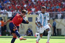 Truyền thông Argentina thừa nhận đội nhà sai lầm, ngả mũ thán phục Tây Ban Nha