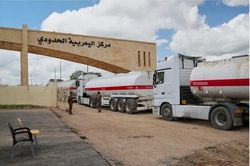 Hàng nghìn xe tải nối đuôi qua Syria, Iraq tìm lối thoát khỏi 'nút thắt' Hormuz