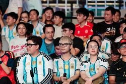 Hàng nghìn người ở TPHCM trắng đêm xem Tây Ban Nha đánh bại Argentina