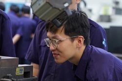 Lý do Việt Nam không chạy theo 'giấc mơ nhà máy chip tỷ USD'
