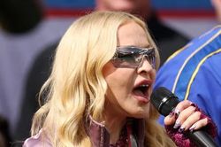 Biểu diễn ở World Cup, Shakira, Madonna, Justin Bieber không được nhận xu nào