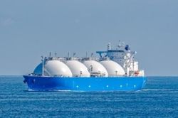 Xuất khẩu LNG qua eo biển Hormuz gần như tê liệt, giá khí đốt leo thang