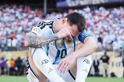 Messi khóc nức nở khi Argentina thua chung kết World Cup