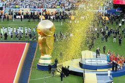 Cầu thủ Argentina hờn dỗi quay lưng với lễ trao cúp cho Tây Ban Nha