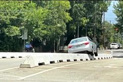 Liên tiếp ô tô 'trèo' lên dải phân cách bằng bê tông một cách khó hiểu