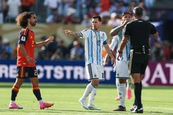 Messi bị chỉ trích vì hành động 'đòi thẻ đỏ' ở chung kết World Cup 2026