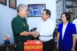 Bí thư Thành ủy Hà Nội thăm, tặng quà các thương binh tiêu biểu phường Hoàn Kiếm