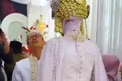 Chú rể bật khóc rồi ngất xỉu khi nhìn thấy nhan sắc cô dâu