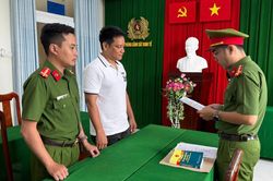 Khởi tố người đàn ông bán giày dép giả nhãn hiệu nổi tiếng