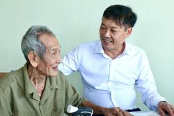 Phó Chủ tịch Thường trực UBND tỉnh Lâm Đồng thăm, tặng quà gia đình người có công