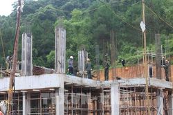 Không để mưa lũ làm chậm tiến độ xây dựng trường nội trú biên giới