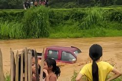 Nhiều ô tô, xe máy bị vò nát sau trận lũ ở Lai Châu